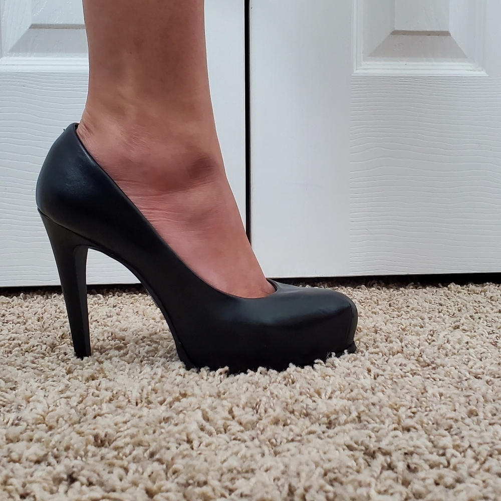 used Vera Wang Simply Vera Dali Black stilettos, size 7.5